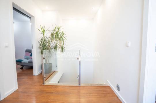 Apartamento T5 (Duplex) com 2 lugares de garagem