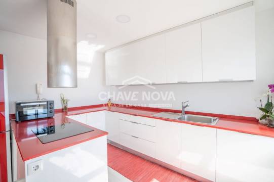 Apartamento T5 (Duplex) com 2 lugares de garagem