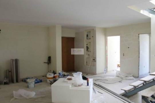 Moradia T4 de 3 frentes em fase final de construção