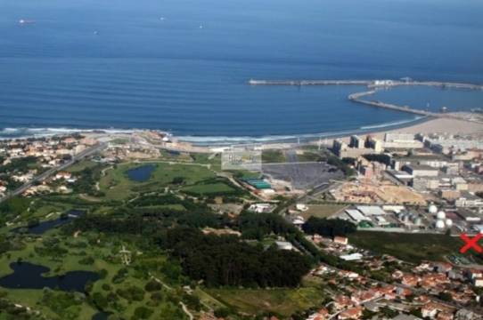 Apartamento T2+1 com varanda na sala a sul em Matosinhos.