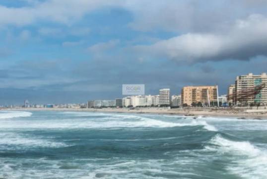Apartamento T2+1 com varanda na sala a sul em Matosinhos.