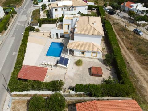 Bonita moradia T4 com piscina e vista mar perto de Vale da Telha