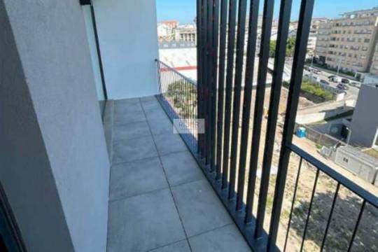 Apartamento T1 com varanda às faculdades e Hospital de São João