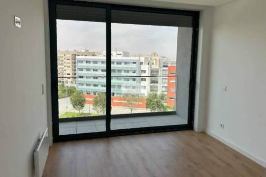 Apartamento T1 com varanda novo à Areosa