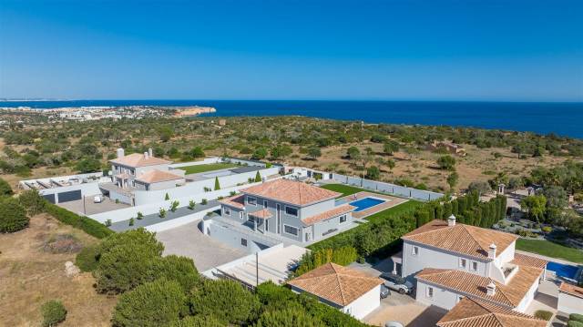 Moradia de Luxo entre o Boavista Golf e as Falésias de Lagos