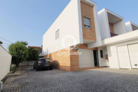 Moradia de Gaveto a 5 minutos de Barcelos