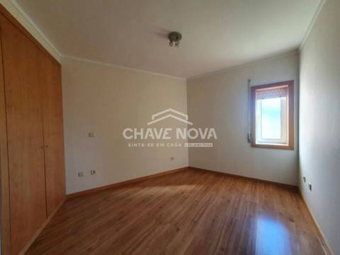Apartamento T3 c/ Lugar de Garagem em Canelas (Edifício Prestige)