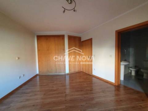 Apartamento T3 c/ Lugar de Garagem em Canelas (Edifício Prestige)