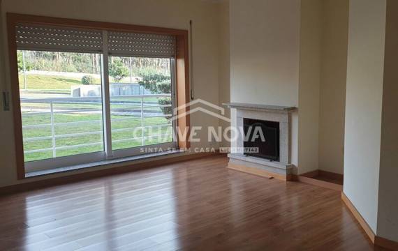 Apartamento T3 c/ Lugar de Garagem em Canelas (Edifício Prestige)