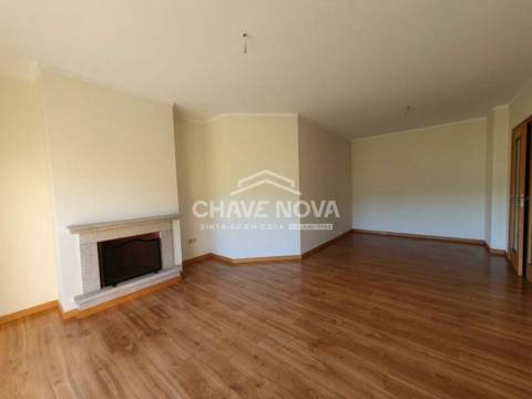 Apartamento T3 c/ Lugar de Garagem em Canelas (Edifício Prestige)