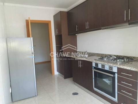 Apartamento T3 c/ Lugar de Garagem em Canelas (Edifício Prestige)