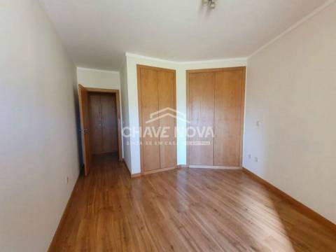 Apartamento T3 c/ Lugar de Garagem em Canelas (Edifício Prestige)