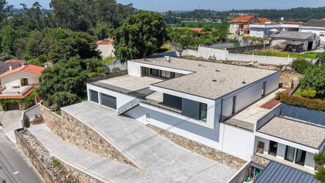 Luxury 3-BEDROOM DETACHED HOUSE WITH POOL