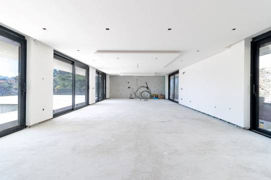 Luxury 3-BEDROOM DETACHED HOUSE WITH POOL
