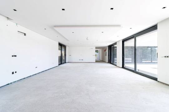 Luxury 3-BEDROOM DETACHED HOUSE WITH POOL