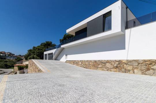 Luxury 3-BEDROOM DETACHED HOUSE WITH POOL