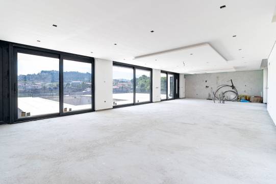 Luxury 3-BEDROOM DETACHED HOUSE WITH POOL
