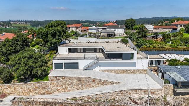Luxury 3-BEDROOM DETACHED HOUSE WITH POOL