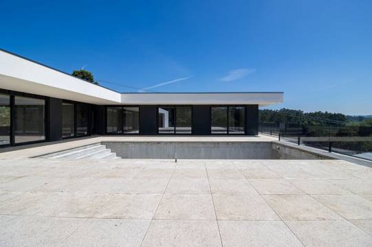 Luxury 3-BEDROOM DETACHED HOUSE WITH POOL
