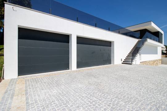Luxury 3-BEDROOM DETACHED HOUSE WITH POOL