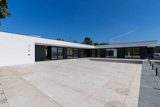 Luxury 3-BEDROOM DETACHED HOUSE WITH POOL