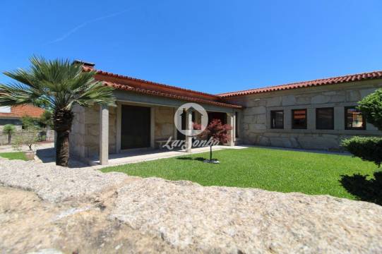 Moradia Térrrea em pedra e com piscina