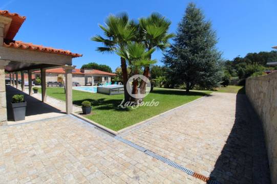 Moradia Térrrea em pedra e com piscina