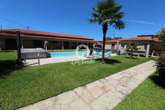 Moradia Térrrea em pedra e com piscina