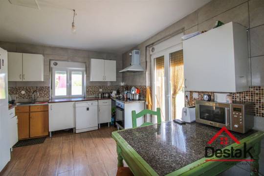 Moradia V2+2  com terreno de 1400 m2 em Moçâmedes, Vouzela