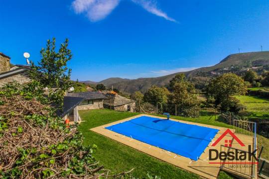 Moradia V2 com piscina em São Pedro do Sul