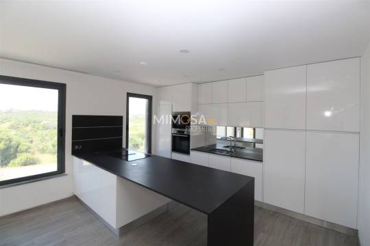 Moradia T4 por concluir com garagem, jardim e piscina, Lagos