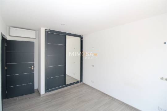 Moradia T4 por concluir com garagem, jardim e piscina, Lagos