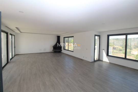 Moradia T4 por concluir com garagem, jardim e piscina, Lagos