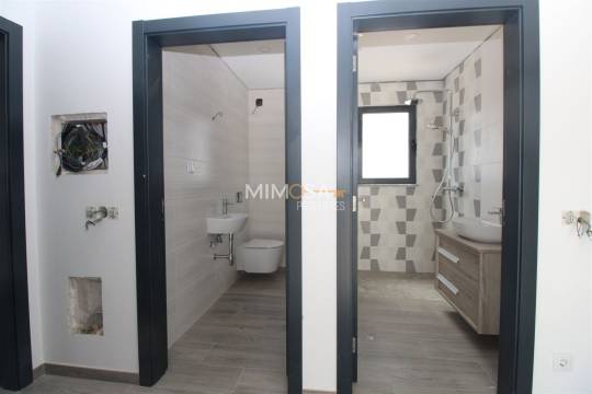 Moradia T4 por concluir com garagem, jardim e piscina, Lagos