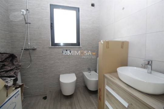 Moradia T4 por concluir com garagem, jardim e piscina, Lagos