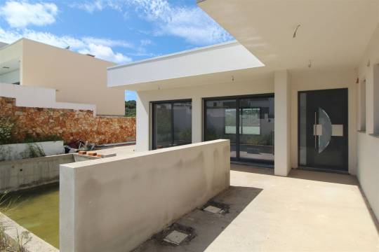 Moradia T4 por concluir com garagem, jardim e piscina, Lagos