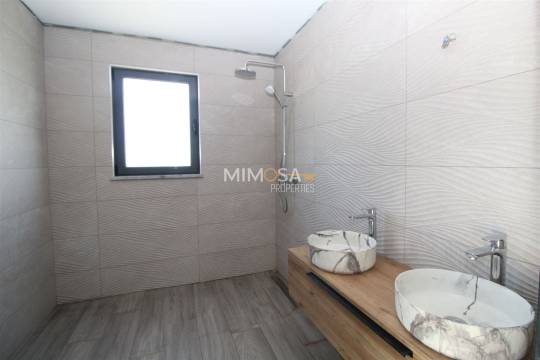 Moradia T4 por concluir com garagem, jardim e piscina, Lagos