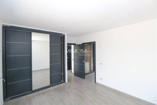 Moradia T4 por concluir com garagem, jardim e piscina, Lagos