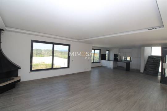 Moradia T4 por concluir com garagem, jardim e piscina, Lagos