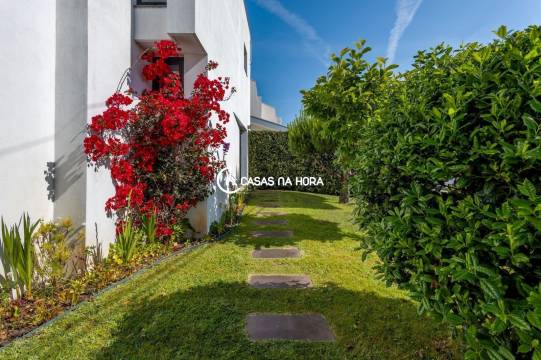Moradia c/ Jardim | 4 frentes | 5 min Praia