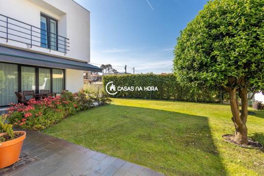 Moradia c/ Jardim | 4 frentes | 5 min Praia