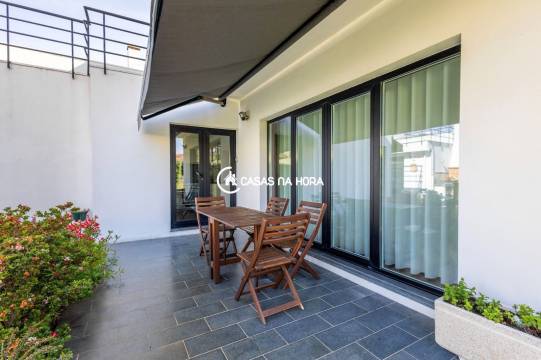 Moradia c/ Jardim | 4 frentes | 5 min Praia