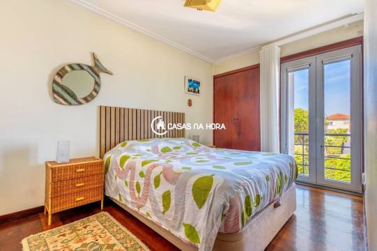 Moradia c/ Jardim | 4 frentes | 5 min Praia