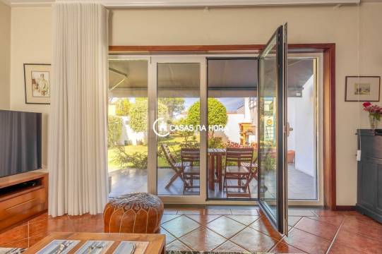 Moradia c/ Jardim | 4 frentes | 5 min Praia