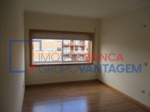 Apartamento T2 com 2 wc's em Canelas