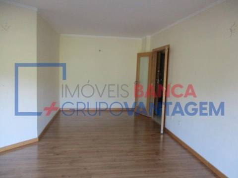 Apartamento T2 com 2 wc's em Canelas