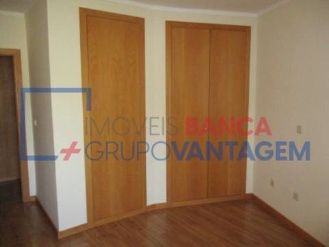 Apartamento T2 com 2 wc's em Canelas
