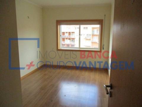 Apartamento T2 com 2 wc's em Canelas
