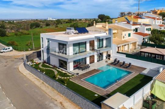 Moradia T3+1 com Piscina em Urbanização Tranquila Próxima ao Golfe