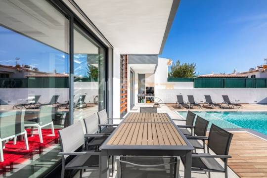 Moradia T3+1 com Piscina em Urbanização Tranquila Próxima ao Golfe